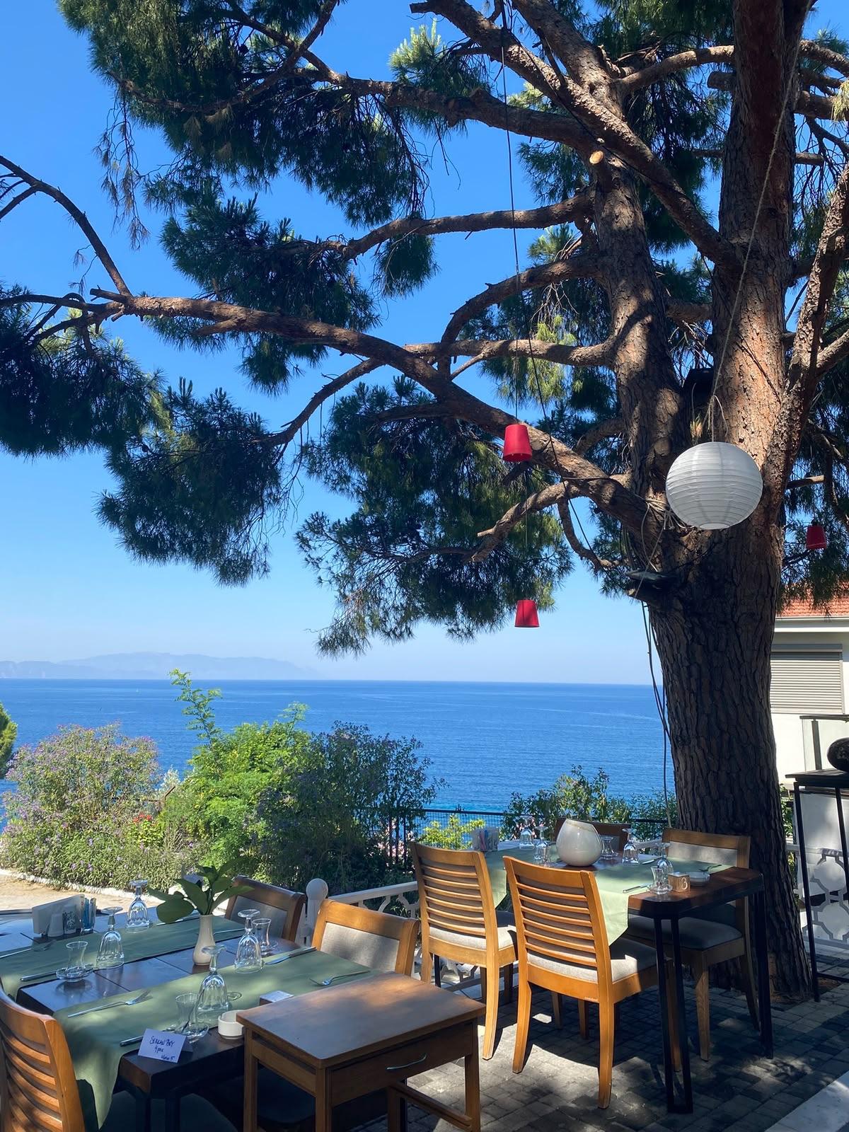 Pazar brunch'ı, denize bakan terasta