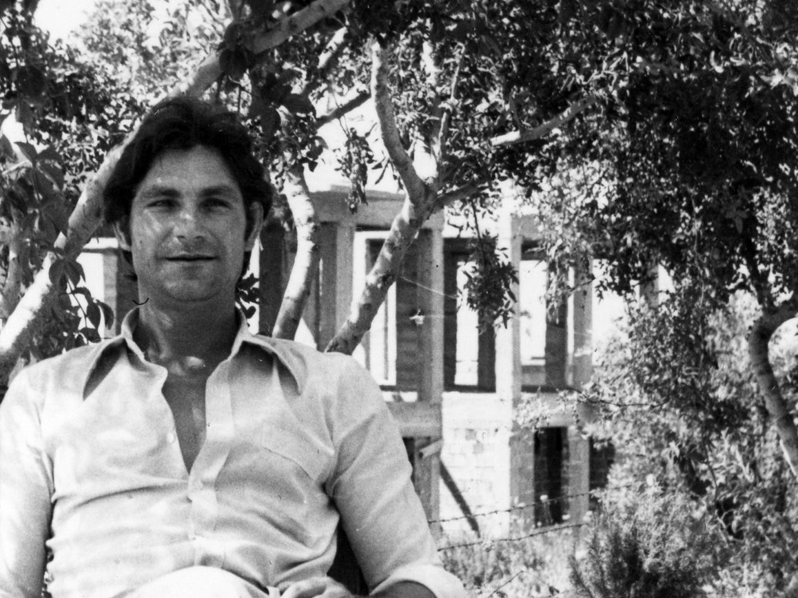 Hasan Yarmacı 1970'lerde, arkasında henüz inşa halindeki bina